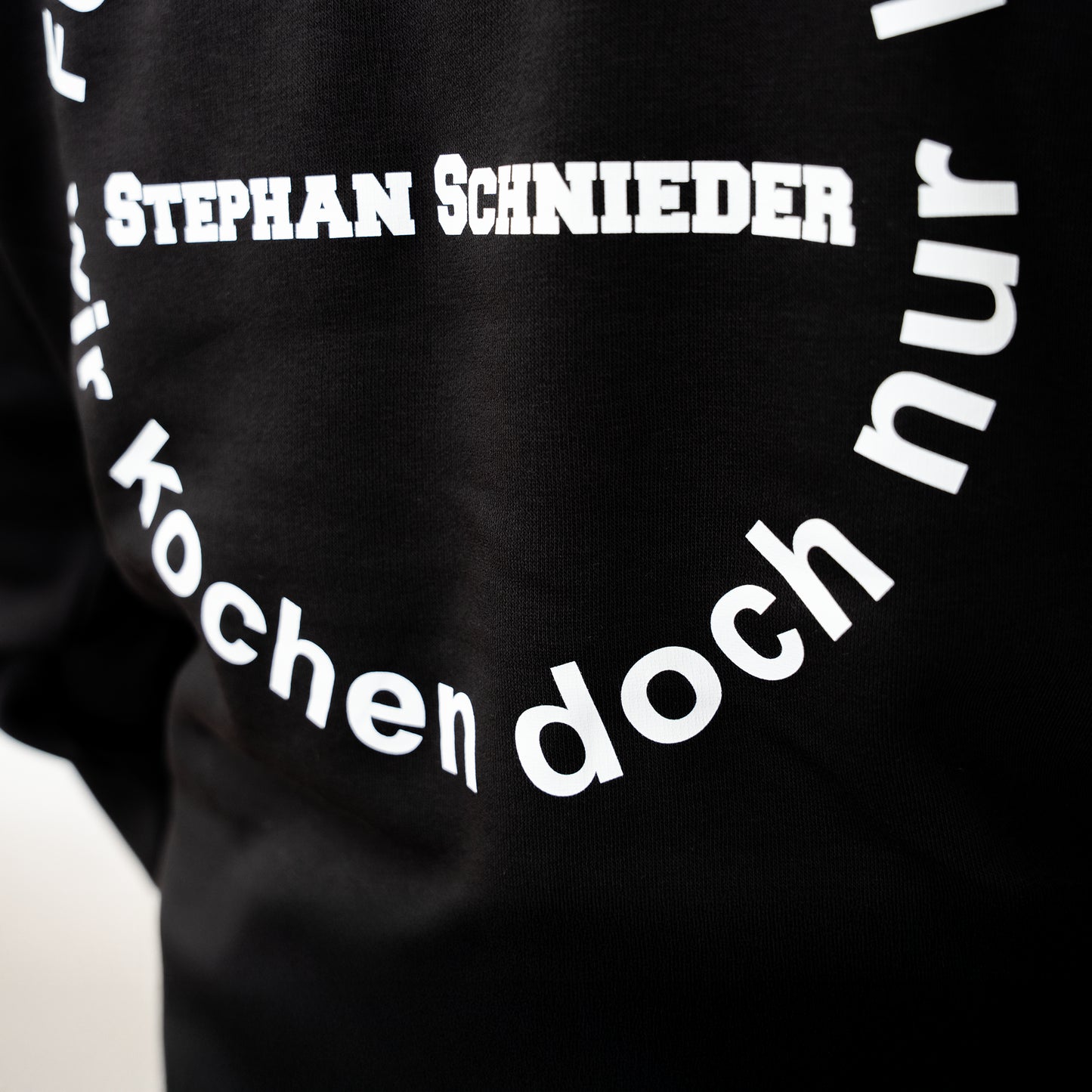 Schwarzer Hoodie – Schnieder Stick und Rückenprint