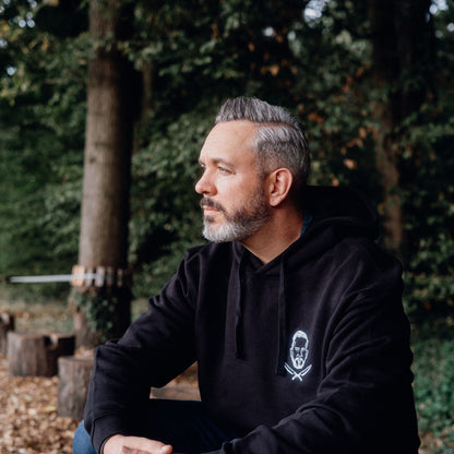 Schwarzer Hoodie – Schnieder Stick und Rückenprint