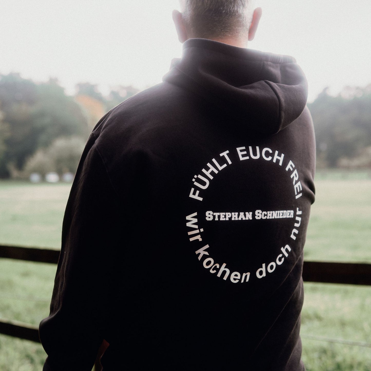 Schwarzer Hoodie – Schnieder Stick und Rückenprint