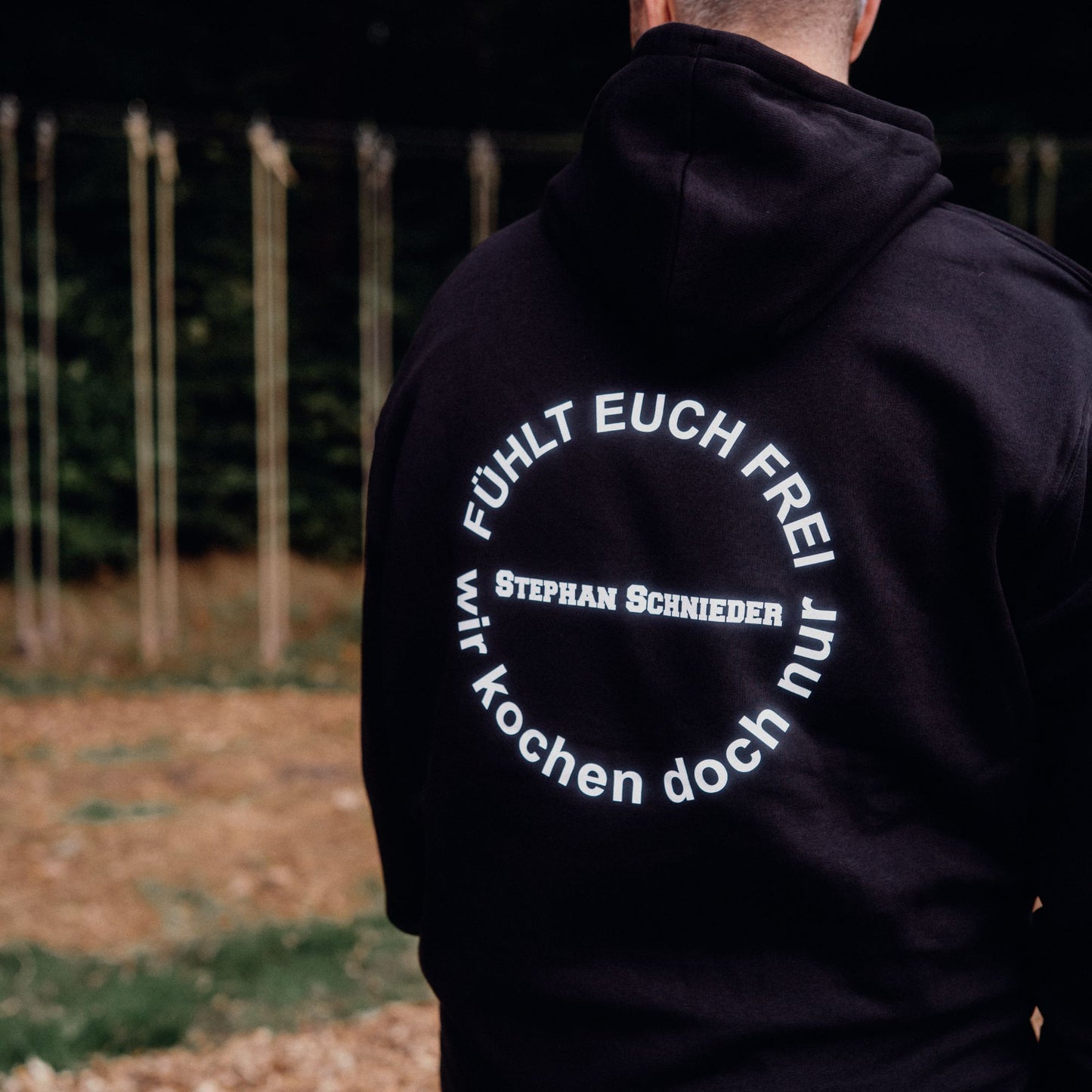 Schwarzer Hoodie – Schnieder Stick und Rückenprint